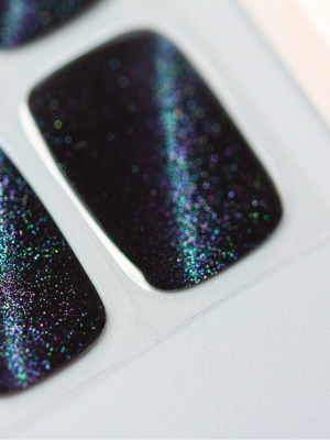 UV Gel Wraps Tiefsee Funkeln – funkelnde Dunkelblau Nails in Nahaufnahme.