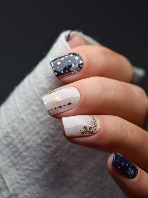 Winterhimmel UV Gel Wraps – dunkelblaues Design mit weißen Schneeflocken, goldenen Monden und funkelnden Details.