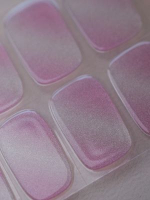 UV Gel Wraps Blush Touch – dezente Nailwraps mit Glanz und Cat Eye Effekt - zarter Glitter - in rosa und hellrosa - Detailaufnahme der Nail Wraps