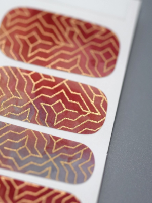 Nahaufnahme Autumn Angles – geometrische Nail Wraps mit goldenen Akzenten.