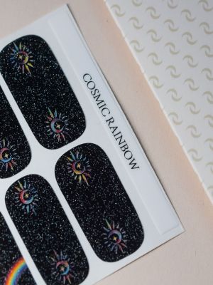 Cosmic Wave Nailpolish Wraps – Produktfoto auf Karte, schwarze Glitzerfolien mit Holo-Effekt