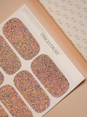 Nailpolish Wraps Disco Dust – glitzernde Nailwraps mit Glanz - bunter Holo Glitzer Effekt auf den Nail Wraps - Detailansicht der Nail Wraps