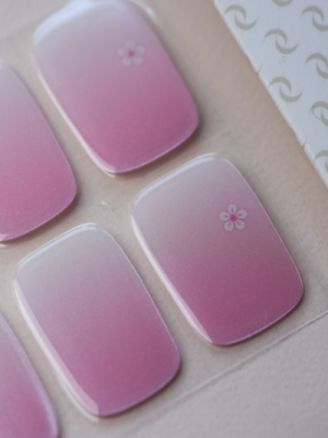 UV Gel Wraps Gentle Flowers – Verpackung mit 20 Streifen in Rosé mit Blumen-Motiven.