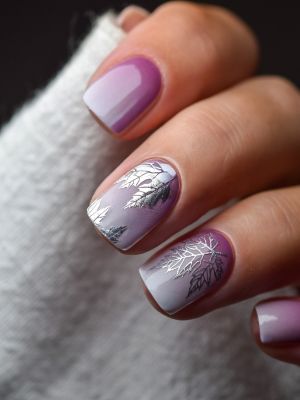 Hand mit Nailpolish Wraps Kiss of Maple Silver – dezentes Design mit silbernen Ahornblättern