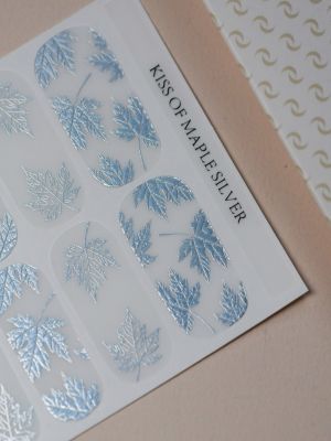 Kiss of Maple Silver Nailpolish Wraps – transparente und roséfarbene Folien mit silbernen Ahornblatt-Motiven auf Trägerfolie.