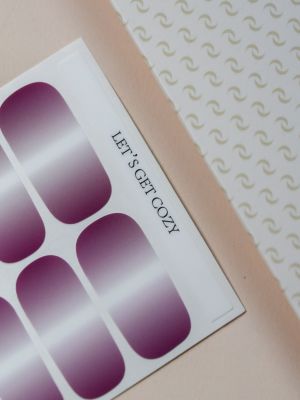 Let’s Get Cozy Nailpolish Wraps – rosé-lila Ombre-Folien auf Trägerfolie.