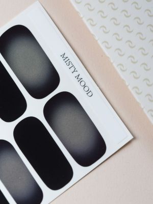 Bogen mit Nailpolish Wraps Misty Mood – 20 Wraps im rauchigen Ombre-Design von Grau zu Schwarz.