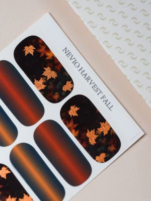 Nevio Harvest Fall Nailpolish Wraps – Nagelfolien mit braun-orangem Ombre und goldenen Blättern auf Trägerfolie.