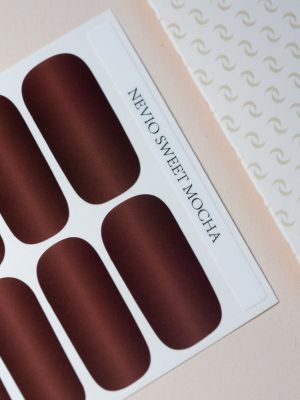 Nevio Sweet Mocha Nailpolish Wraps – mattes mittelbraunes Design in Verpackung von Die Nageltante