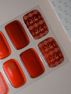 Nahaufnahme der Jolly Jumper UV Gel Wraps – glänzendes Rot mit filigranem Norwegermuster für einen klassischen Winterlook.
