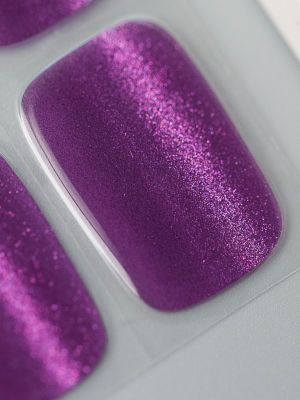 Traubenschimmer UV Gel Wraps – Nahaufnahme des lila Cat-Eye Designs mit intensivem Glitzer.