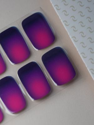 Produktbogen UV Gel Wraps Velvet Night – 20 Streifen Semi-Cured im Pink-Violett Ombré.