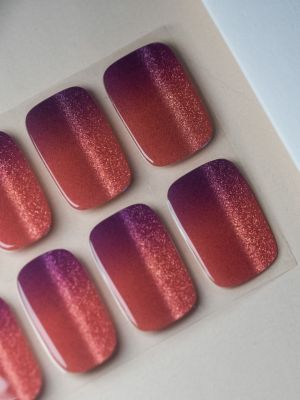 Detailansicht der UV Gel Wraps Nougatkuss mit schimmerndem Cat-Eye-Lichtspiel