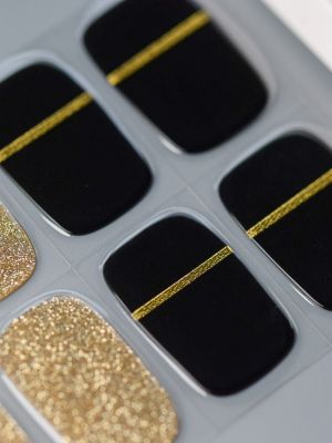 Nahaufnahme Nailpolish Wraps Black & Gold – edles Design mit schwarzer Basis und goldener Akzentlinie.