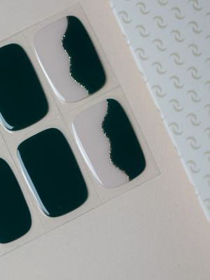 UV Gel Wraps Emerald Queen – Nahaufnahme grüner Nägel mit Glanzfinish.