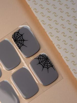 UV Gel Wraps Black Widow – graue Nailwraps mit Glanz und Halloween Muster - Nail Wraps für Halloween - Detailaufnahme für Nail Wraps