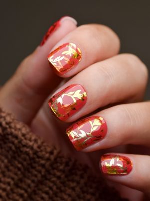 UV Gel Wraps Golden Leaves – herbstliche Nailwraps mit Glanz und goldenen Blätter Akzenten