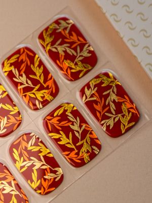 UV Gel Wraps Golden Leaves – herbstliche Nailwraps mit Glanz und goldenen Blätter Akzenten - Detailaufnahme der Nail Wraps