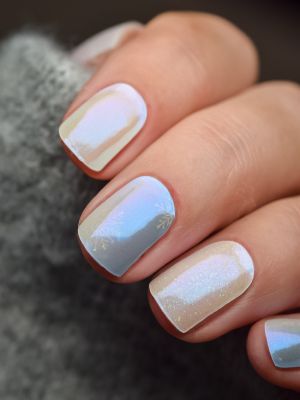 Eiskristall UV Gel Wraps – hellblau-weißes Schneeflocken-Design mit glitzerndem Finish auf den Nägeln.