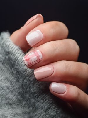 Cranberry Tartan UV Gel Wraps – feminines Karomuster in Rosa und Cranberry-Rot mit eleganter, warmer Note.
