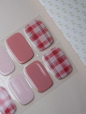 Cranberry Tartan UV Gel Wraps – feminines Karomuster in Rosa und Cranberry-Rot mit eleganter, warmer Note.