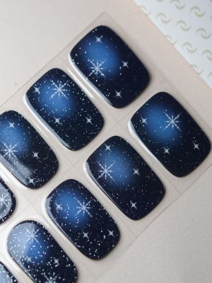 Midnight Snowflakes UV Gel Wraps – tiefblaues Schneeflocken-Design mit glitzerndem Nachthimmel-Effekt auf den Nägeln.