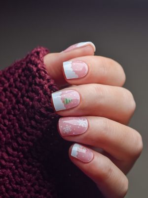 Frosty Fluff UV Gel Wraps – zartrosa Winterdesign mit weißen Schneeflocken und Schneemann-Details.