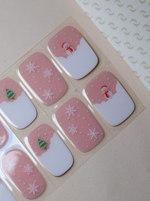 Frosty Fluff UV Gel Wraps – zartrosa Winterdesign mit weißen Schneeflocken und Schneemann-Details.
