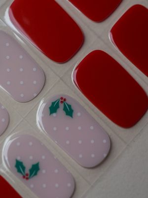Under the Mistletoe UV Gel Wraps – weihnachtliches Design in Rot und Rosa mit kleinen Mistelzweigen.