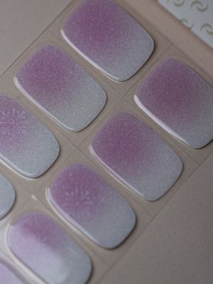 Rosy Christmas UV Gel Wraps – zartes Rosé-Weiß-Ombre mit feinen Schneeflocken und subtil schimmerndem Glanz.
