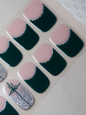 Wrapped in Glam UV Gel Wraps – festliches Nageldesign in Grün, Rosé und Silberglitter mit feinen Geschenkband-Details.