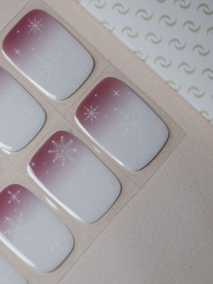 Winter Kiss UV Gel Wraps – zartes Ombre in Rosé und Weiß mit feinen Schneeflocken.