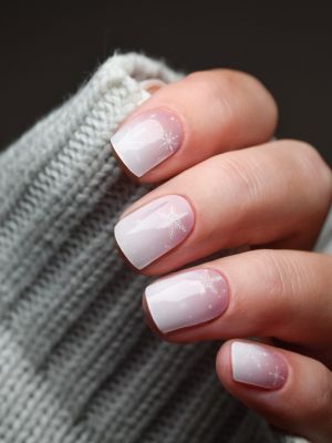 Winter Kiss UV Gel Wraps – zartes Ombre in Rosé und Weiß mit feinen Schneeflocken.
