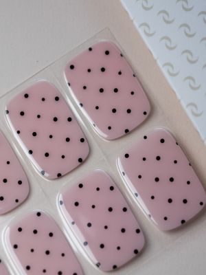 Produktbogen UV Gel Wraps Dot Couture – 20 Streifen Semi-Cured im Punktemuster.