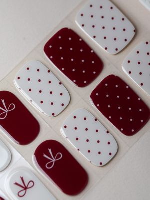 Snowberry Bow UV Gel Wraps – Nageldesign in Weiß und Beerenton mit feinen Schleifen und Pünktchen.