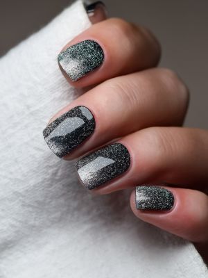 Nahaufnahme der Black Spark UV Gel Wraps – edles Schwarz mit subtil funkelndem Glitzer.