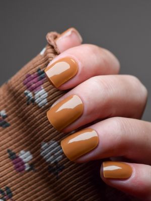 Nahaufnahme der Cozy Caramel UV Gel Wraps – weiches Braun mit warmem Glanz.
