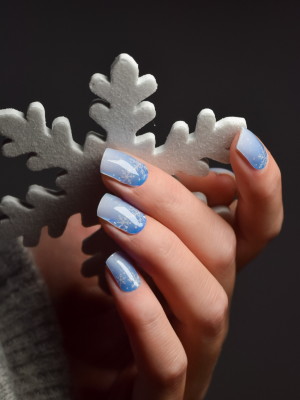 UV Gel Wrap Design „Cold Days“ in Eisblau mit feinen weißen Schneeflocken auf kurzen Nägeln, winterliches Nageldesign