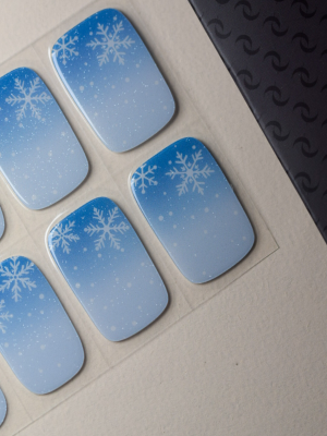 UV Gel Wraps „Cold Days“ mit eisblauem Farbverlauf und Schneeflockenmotiv, Detailansicht der einzelnen Wraps
