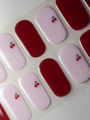 Detailansicht der UV Gel Wraps Love Cherries mit feinem Kirschdesign