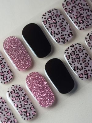 Detailansicht der UV Gel Wraps Blush & Bite mit Leo-Pattern und funkelndem Glitzer