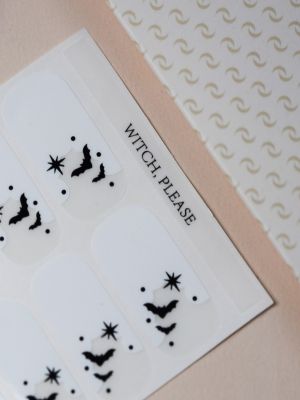 Witch, Please Nailpolish Wraps – transparente Folien mit schwarzen Fledermaus- und Sternmotiven auf Trägerfolie.