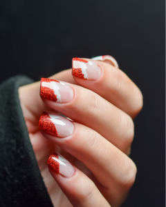 Zipfelglitzer UV Gel Wraps – rotes Glitzerdesign mit weißen Flächen und weihnachtlichen Mützen-Details.