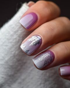 Hand mit Nailpolish Wraps Kiss of Maple Silver – dezentes Design mit silbernen Ahornblättern