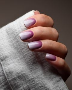 Hand mit Nailpolish Wraps Let’s Get Cozy – weiches Ombre in Rosé und Lila für einen gemütlichen Herbst-Look.