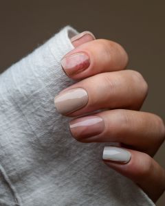 Maniküre mit UV Gel Wraps Goldzauber – Rosé und Gold im Marble-Look.