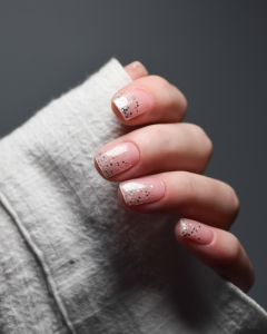 UV Gel Wraps Konfettiträume – Nude-Design mit feinen Glitzerpartikeln