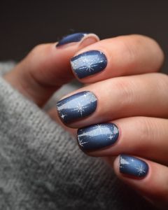 Midnight Snowflakes UV Gel Wraps – tiefblaues Schneeflocken-Design mit glitzerndem Nachthimmel-Effekt auf den Nägeln.