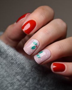 Under the Mistletoe UV Gel Wraps – weihnachtliches Design in Rot und Rosa mit kleinen Mistelzweigen.
