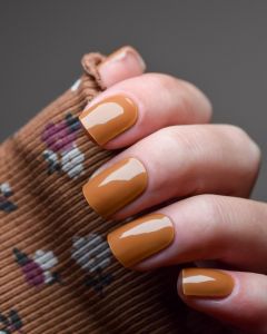 Nahaufnahme der Cozy Caramel UV Gel Wraps – weiches Braun mit warmem Glanz.